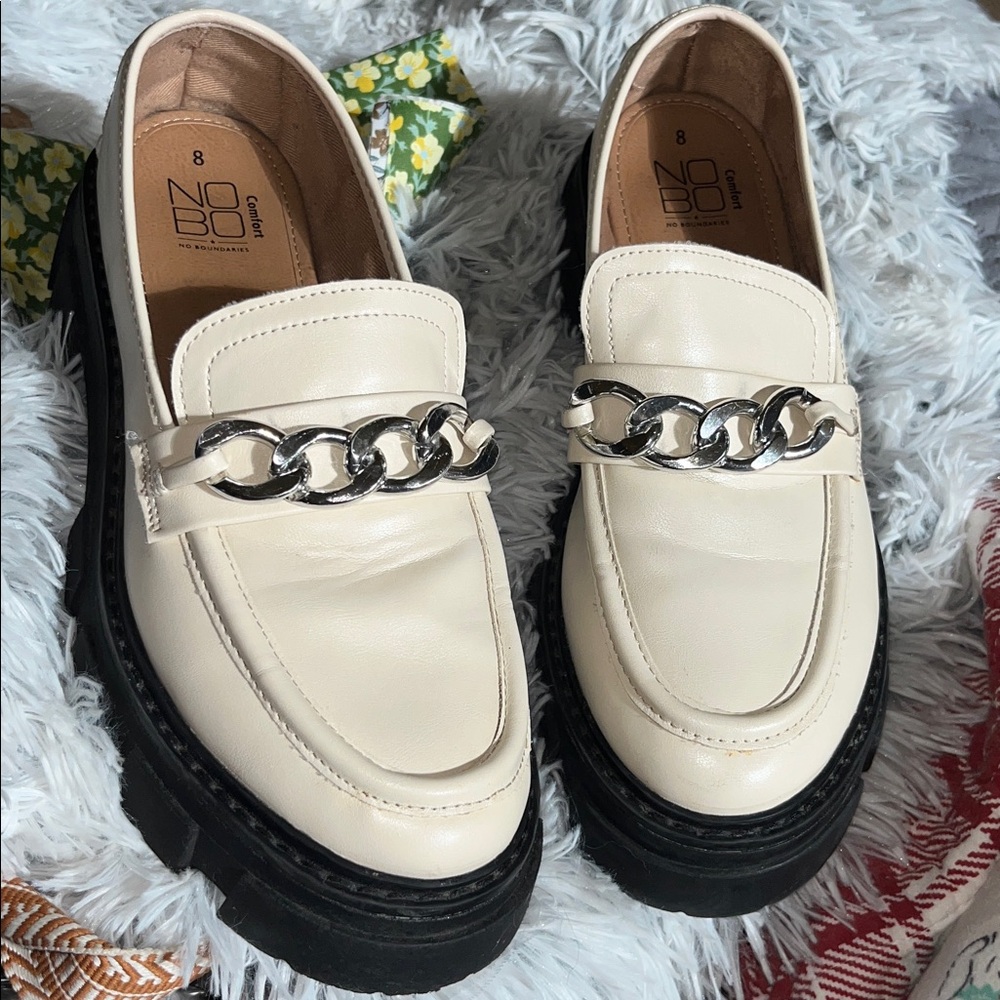 No Boundaries Cream Loafers with Chain Accent - Picture 2 of 11